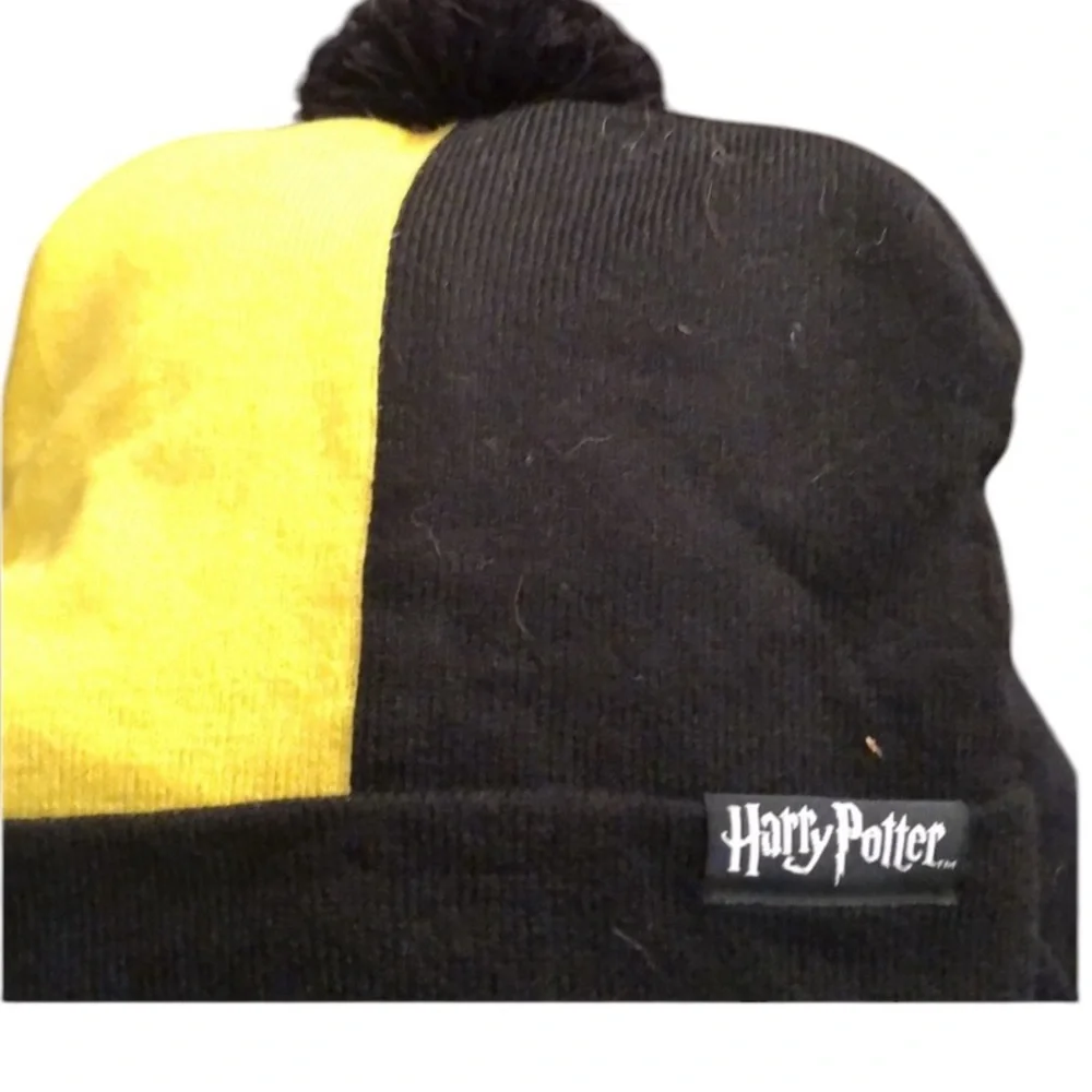 Harry Potter Hufflepuffer Navy & Yellow knit hat w/ pom pom NWOT